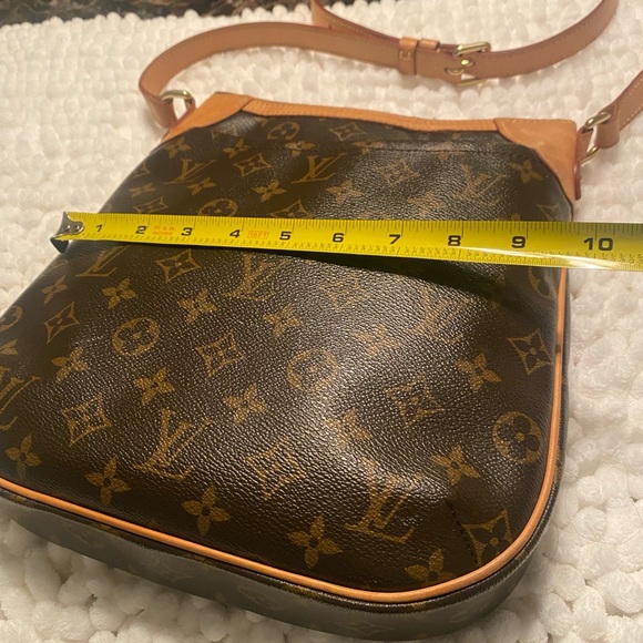 Louis Vuitton. Please see pictures with scratches used condition 100% authentic - Picture 2 of 16